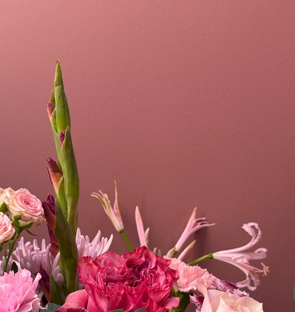 Peony Pink als Wandfarbe mit Blumen