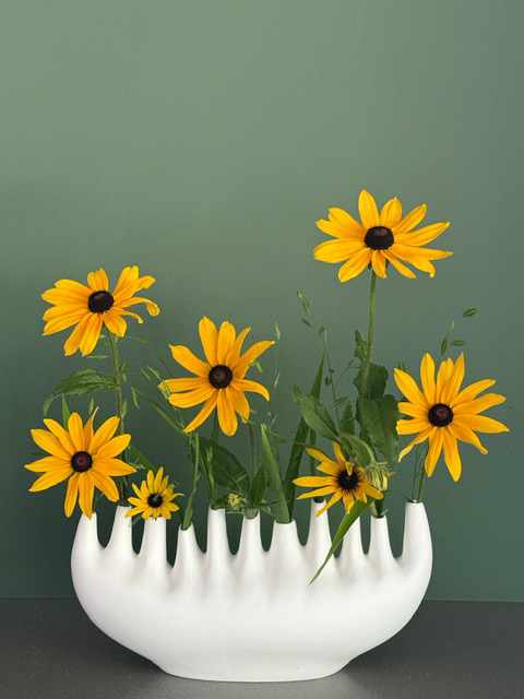 Blumen vor der Wandfarbe Cale Green