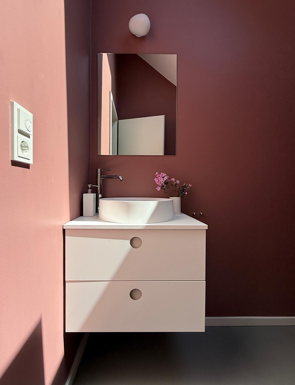 peony pink von Curated Colours als Wandfarbe abwaschbar im Bad fugenlos